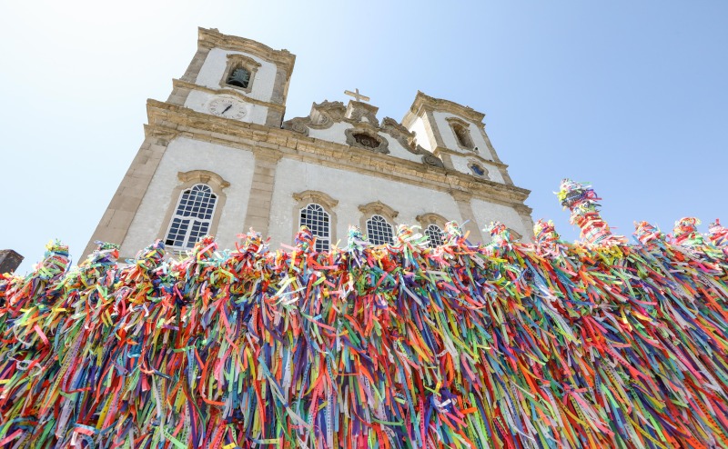 Pelourinho histórico com casarões coloniais coloridos e ladeiras de Salvador